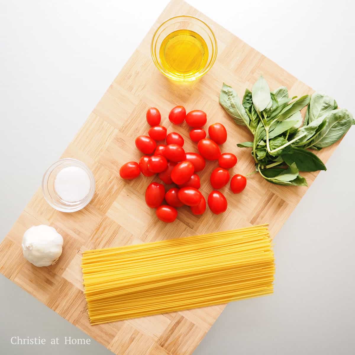 ingredients to make Tomato Garlic Pasta