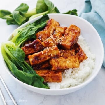 Garnish tofu with sesame seeds. Enjoy!