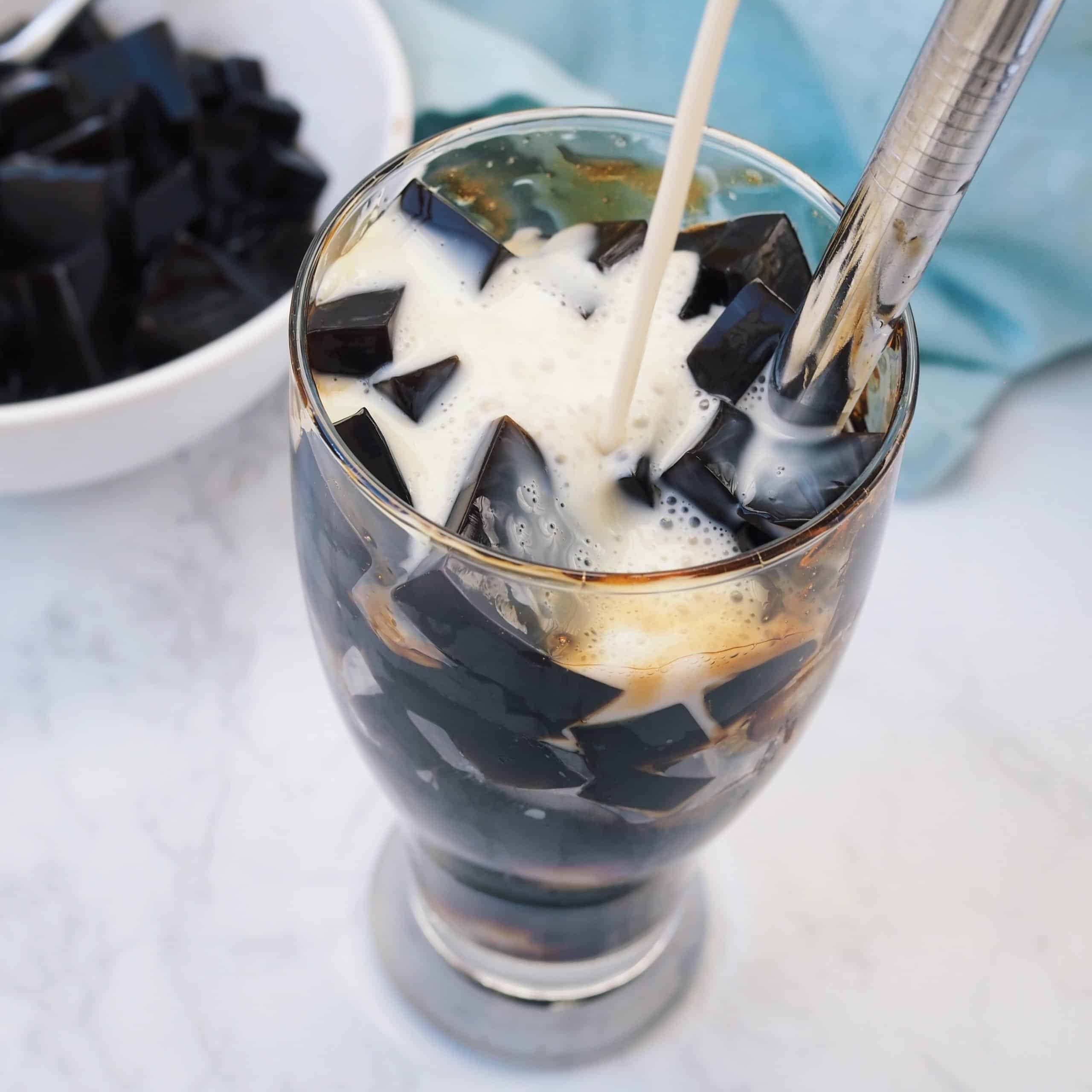 Pour 1 cup milk per glass over the grass jelly and ice and enjoy!