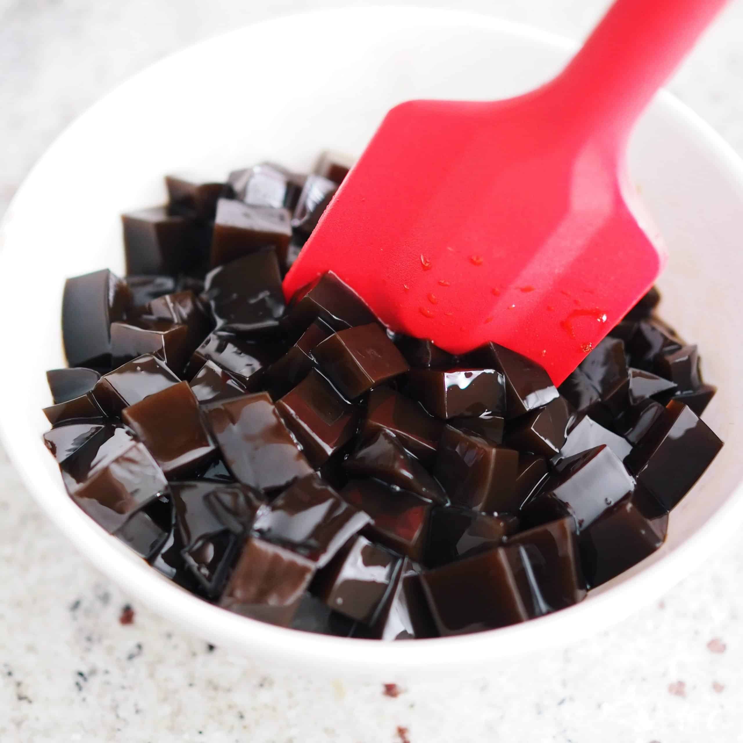 Gently mix syrup into the grass jelly with a spatula.