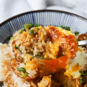 Break up the egg and mix everything together until well combined. Enjoy hot!