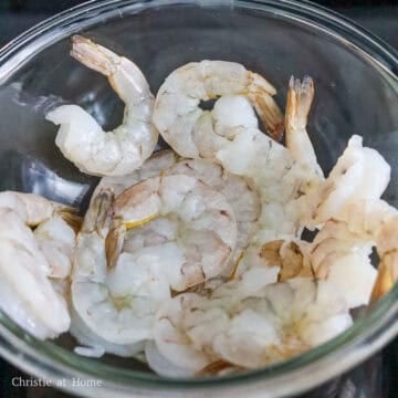 Peel and devein the shrimp. Rinse the shrimp with running cold water until the water runs clear. Strain and shake out excess water.