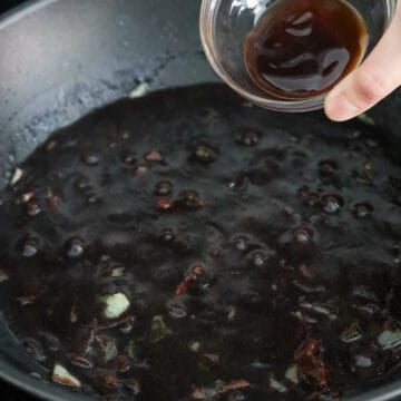 Stirring black bean paste back into the pan, mixing in cornstarch slurry, simmering until thickened, and seasoning with oyster sauce