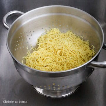 In a large bowl or large pan filled halfway with water, bring to a boil. Add noodles and blanch for 30 seconds. Strain the noodles and do not rinse with cold water.