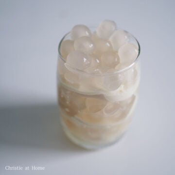 Into a serving glass or small bowl, add layers of the tofu with tapioca pearls in between.