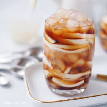 Fill each glass or bowl with brown sugar syrup. Enjoy warm or let it cool to enjoy cold.