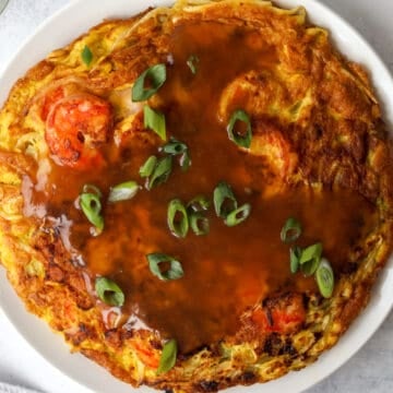 Pour thickened gravy over omelet and garnish with chopped green onions. Â