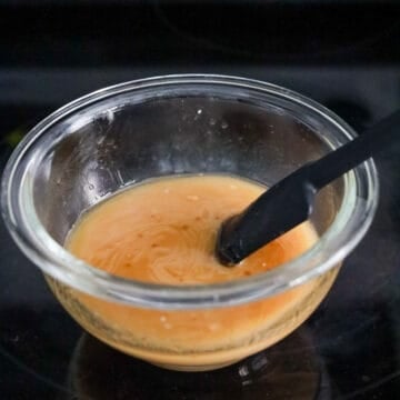In a small bowl, combine gravy sauce ingredients and set aside.