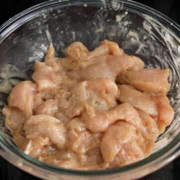 In a large bowl, marinate the thinly sliced chicken with marinade ingredients as listed above for 15-20 minutes. Avoid marinating past this time frame.