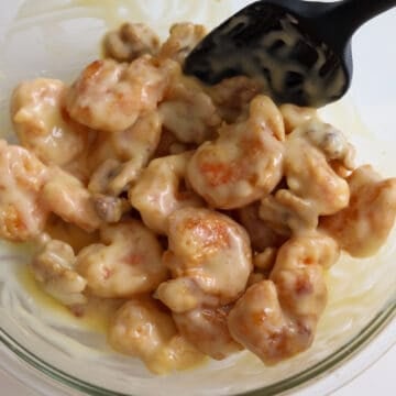 In a large bowl, add crispy shrimp, candied walnuts, followed by sauce. Toss everything together. Garnish with green onions.