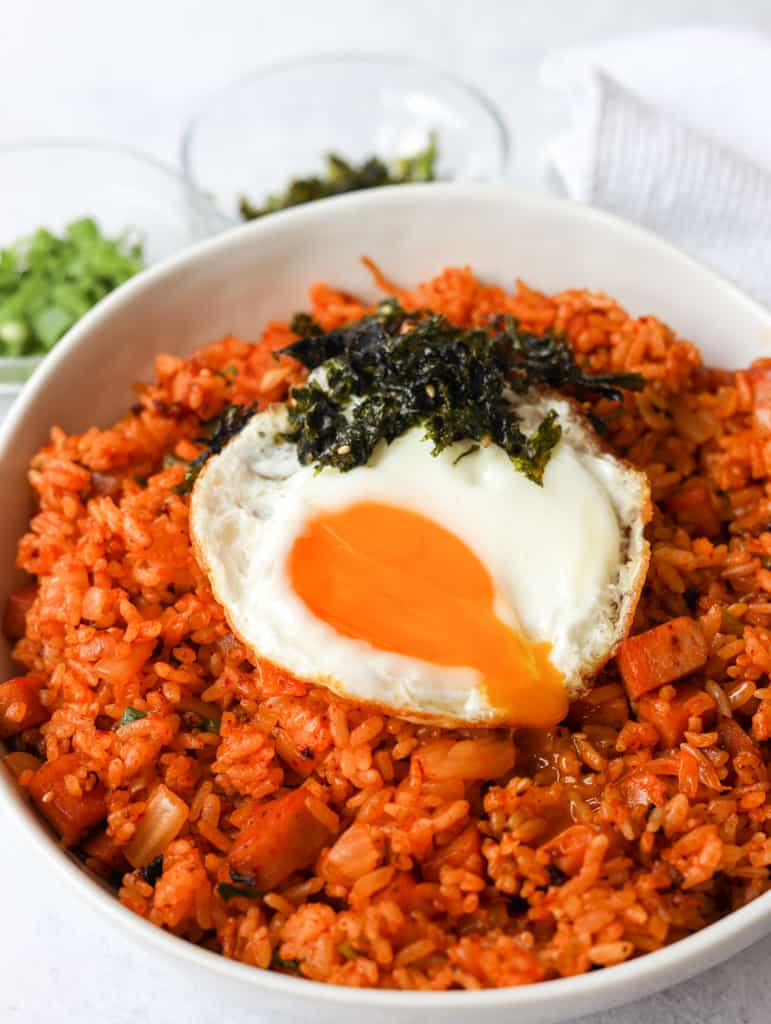 Serve with a fried egg and seasoned seaweed flakes.Â