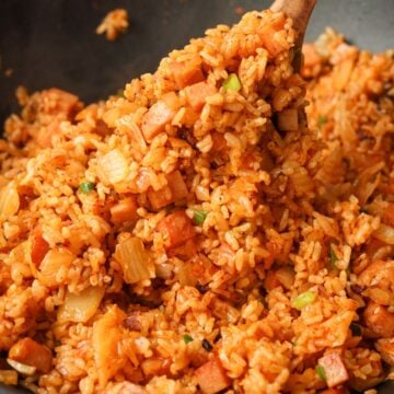 Toss in cooked spam, green onions and sesame seeds. Mix altogether. Remove off heat.