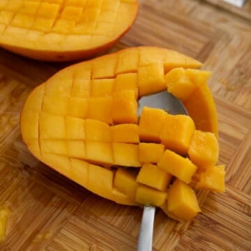 Peel and dice the last mango into small cubes.