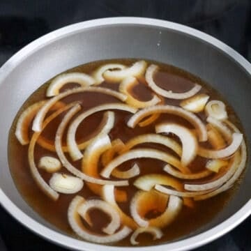 Add thinly sliced onions, break the layers apart and evenly spread them across the pan