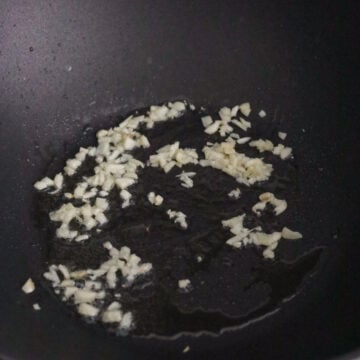 Heat vegetable oil in a large pan on medium heat. Fry minced garlic for 10 seconds or until fragrant.
