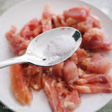 Season sliced chicken with a pinch of salt and black pepper and set aside.