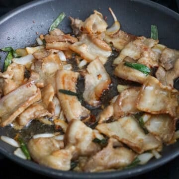 Fry pork belly on both sides until no longer pink and most of the liquids (except the fat) have evaporated. For a tender version: cook for 6-7 minutes. For a crispier pork with browned edges: cook for 8-9 minutes. Garnish with sesame seeds. Enjoy!