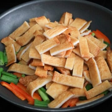 Then add sliced fish cakes and cook for 4 minutes until golden brown.