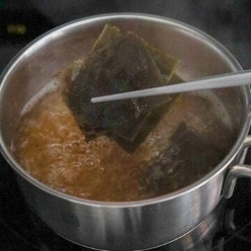 As soon as it boils, only remove kelp to prevent the broth from becoming bitter in taste.