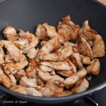 Heat 1 tablespoon or 15 ml vegetable oil in a large pan on medium-high heat. Fry marinated chicken on both sides until cooked and slightly golden brown, about 3 mins in total. Remove chicken from pan and set aside.