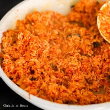 To make the rice filling: Heat vegetable oil in a large pan on medium heat and fry garlic for 10 seconds. Then add chopped kimchi and fry for 1 minute until juices release. Toss in cooked rice, kimchi juice, soy sauce, chicken powder and mix everything together. Garnish with sesame oil and toss. Remove pan off heat, transfer rice to a large mixing bowl to cool down and cover to keep warm.