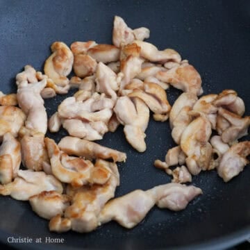 Heat 1 teaspoon / 5 ml of vegetable oil in a large pan on medium-high heat. Fry chicken until fully cooked. Remove from the pan.