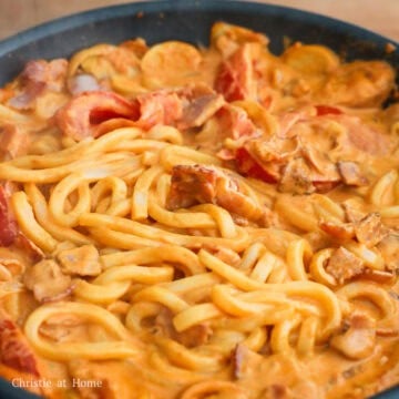 Add udon and bacon; toss to coat evenly. Transfer to a large serving plate.
