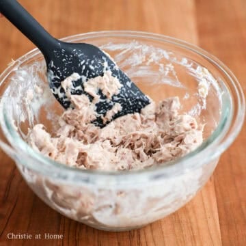 Open the canned tuna. Strain out and discard the canned liquids using a fine sieve or the can lid. Transfer the tuna to a small bowl and combine with 2 tablespoon or 30 ml of mayonnaise, salt and sugar. Set aside.