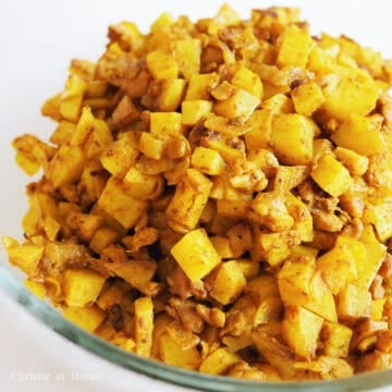 Heat 1 teaspoon or 5 ml of vegetable oil in a large pan on medium heat. Fry the finely diced chicken until 80% cooked. Add finely diced onions and potatoes, curry powder, salt, turmeric, and bay leaves and mix everything together. Cover and cook until potatoes are fork tender. Remove the bay leaves. Then remove and transfer filling to a large bowl or plate to cool down.