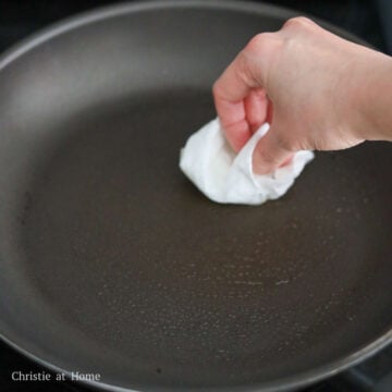 Evenly grease a large non-stick pan with vegetable oil using a clean paper towel. Heat the pan on medium heat.