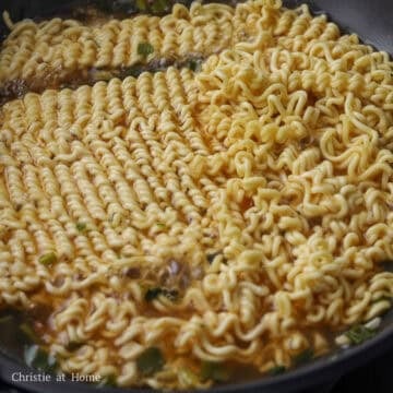 Loosen instant noodles and create a hole in the center.