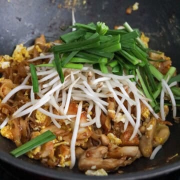 Toss in bean sprouts and garlic chives for 20 seconds. Remove off heat.