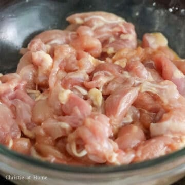 Marinate sliced chicken with marinade ingredients as listed above for 10 minutes.