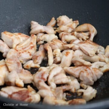 In a large pan, heat 2 teaspoon / 10 ml vegetable oil on medium-high heat. Fry marinated chicken until cooked, about 2-3 minutes. Remove from the pan and set aside.