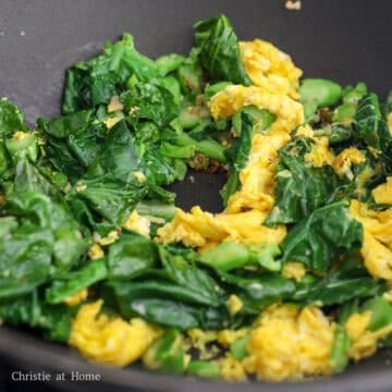 Add 2 teaspoon / 10 ml vegetable oil into the empty space, add beaten eggs and let them sit for 10 seconds before scrambling. Then break into bite-sized pieces and toss with everything else. Push it all to the side.