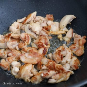 Heat 1 tablespoon / 15 ml vegetable oil in a large pan on medium-high heat. Fry seasoned chicken thighs until cooked, about 2-3 minutes. Remove chicken from the pan.