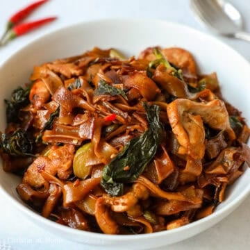 featured image of thai drunken noodles