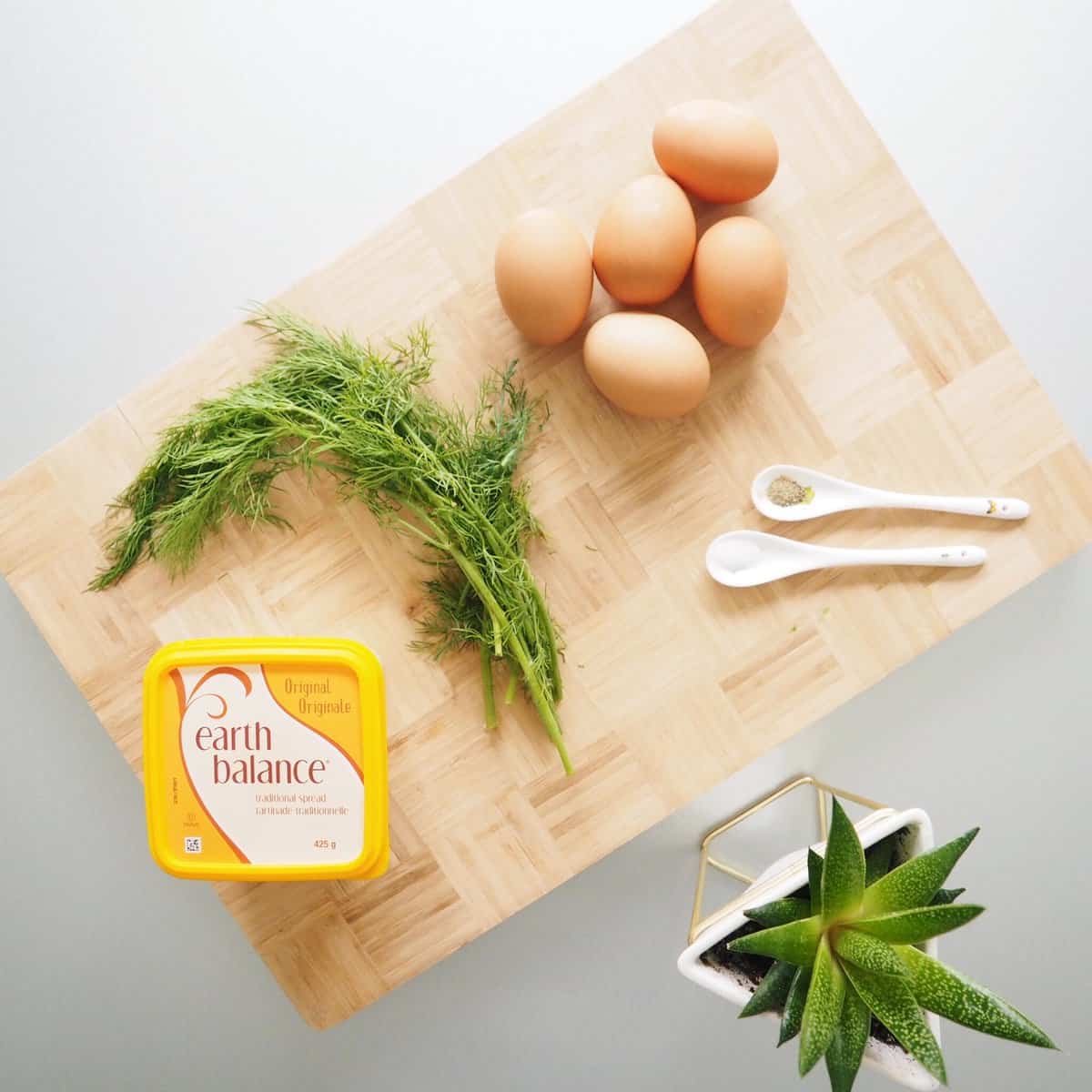 ingredients to make dill scrambled eggs
