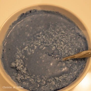 To one of the bowls of rice, mix in blue butterfly pea powder until evenly colored, leaving the other bowl uncolored.