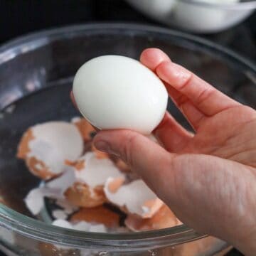 crack and peel eggs