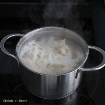 In a medium pot with enough water, bring to a boil on medium-high heat. Boil noodles 1-minute less than what's stated on the package directions, or until al dente. Drain the noodles and transfer them to a large heatproof bowl.