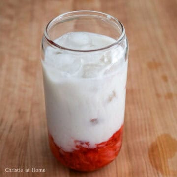 Add ice cubes over the puréed strawberries, then pour in the milk. Set aside.