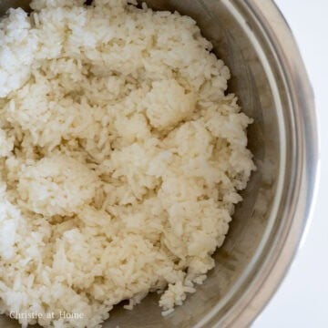 To hot cooked short grain rice, add sesame oil and salt and mix with a rice paddle. Cover and keep warm.