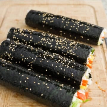 Evenly sprinkle sesame seeds over the kimbap.