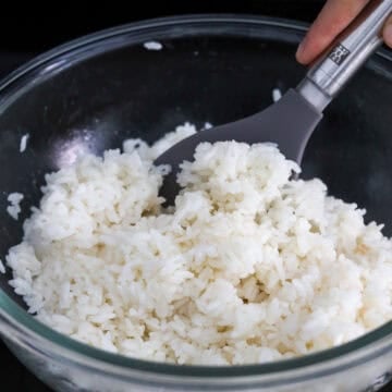 First in a large mixing bowl, season hot cooked rice with 2 teaspoon sesame oil and ½ teaspoon salt. Mix well. Keep covered and warm at room temperature to preserve the moisture in the rice and set aside.