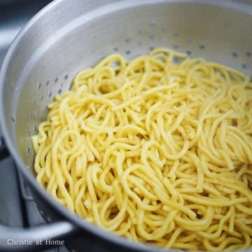 Strain the cooked noodles and set aside. Do not rinse off with cold running water.
