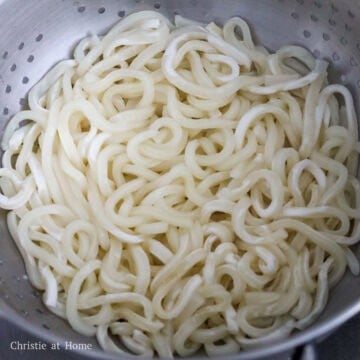 Quickly strain udon noodles in a colander. Do not rinse off with cold water.