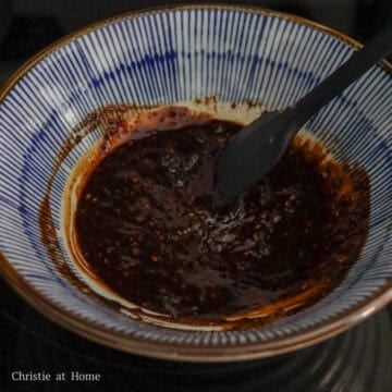 Heat vegetable oil in a saucepan on medium heat for 30-60 seconds. Insert a wooden utensil into the oil and when you see bubbles form, pour the hot oil over the sauce ingredients. Then mix the sauce until well combined.