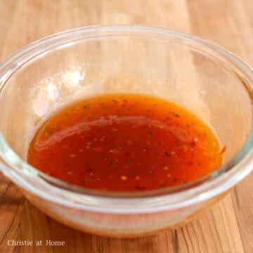 In a small bowl, combine the sauce ingredients as listed above. Set aside.