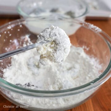 In a large bowl, whisk together cornstarch, salt, garlic powder and black pepper. Evenly coat the shrimp in cornstarch mixture and shake off any excess.